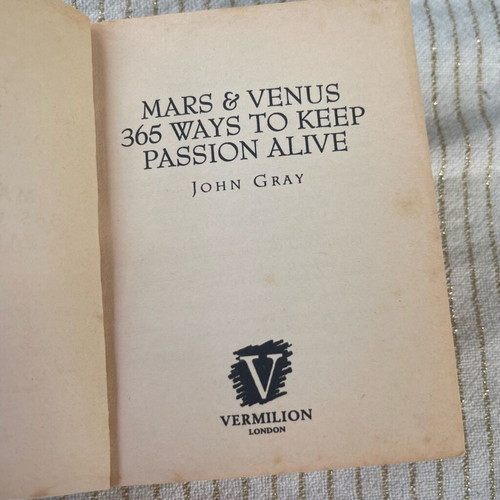 Mars and Venus mini book like new, John Gray, love tips
