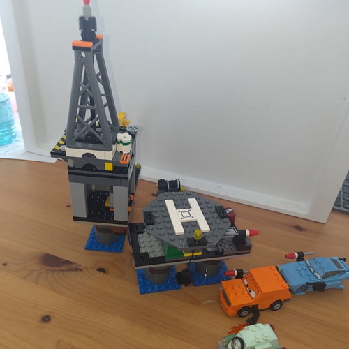 Lego Oil Rig Escape Cars 2 9486 like new, 470 pieces, complete set with 4 vehicles