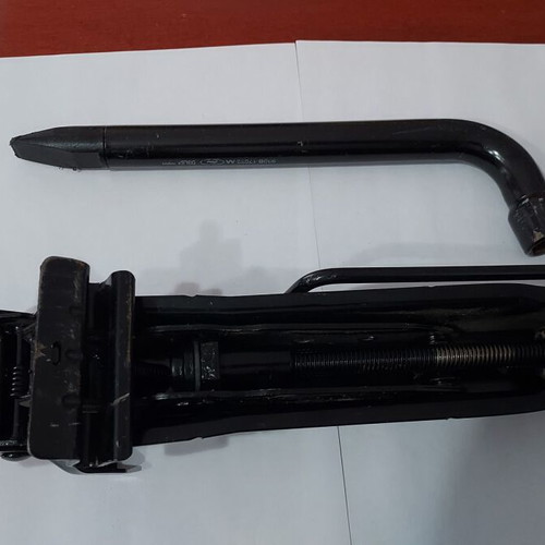Car jack Ford Focus used with lug wrench