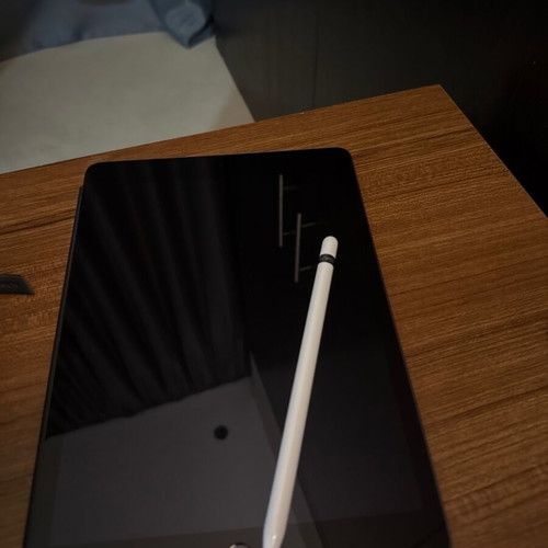 Ipad 6th generation like new with Apple Pencil and Apple case