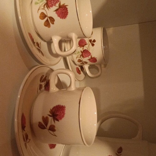 Tea set like new with teapot, creamer, sugar bowl and 6 cups