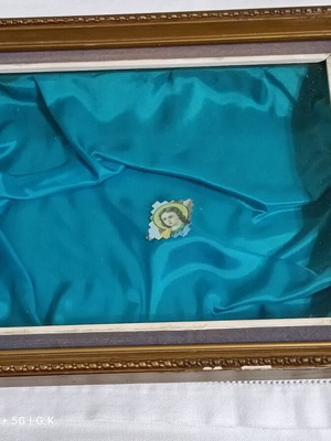 Дървена кутия за венец употребявана със сатенен интериор и стъклен капак