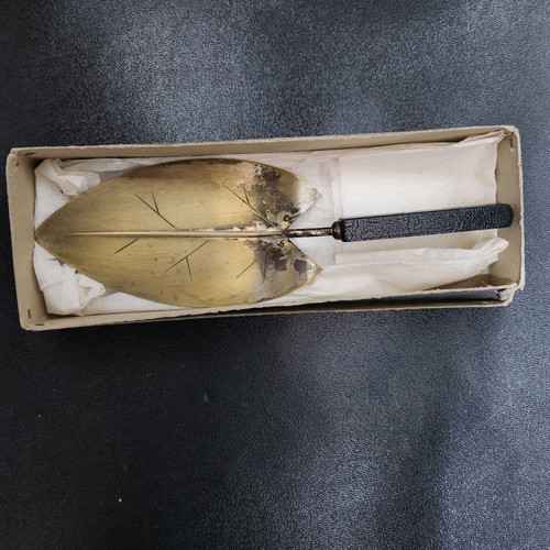 Vintage garden shovel used in leaf shape
