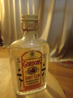 Μικρό συλλεκτικό μπουκάλι Gordon's Gin 70's άθικτο