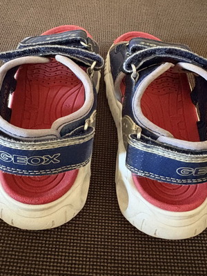 Geox sandals size 32 used with light-up feature, blue