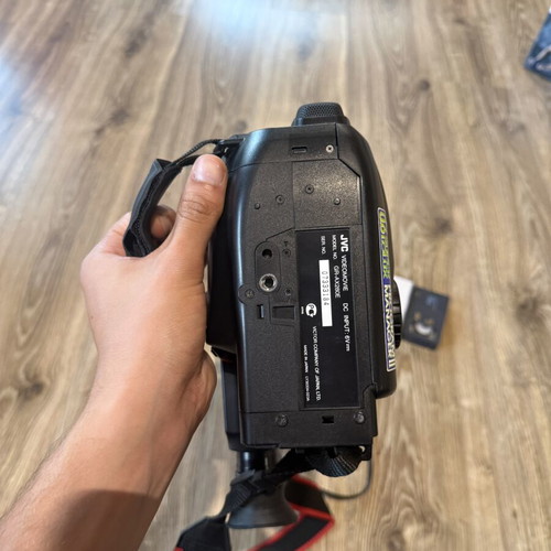 JVC GR AX-280 VHS camcorder with battery and 3 cassettes
