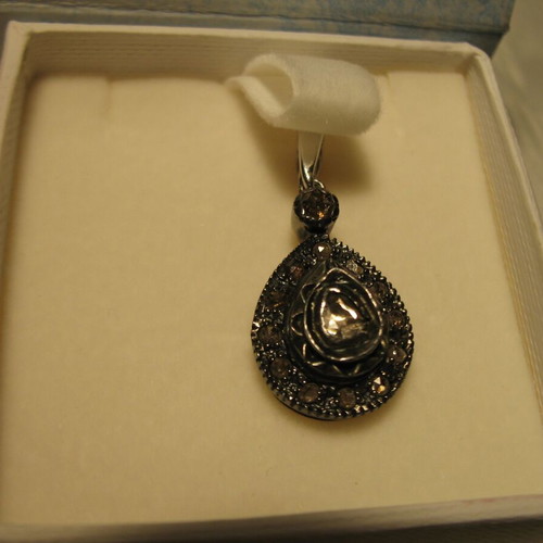 Pendant jewelry with white and yellow diamonds used