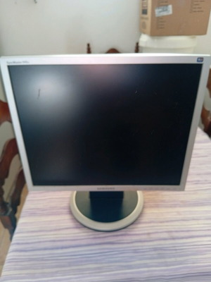 Samsung computer monitor 19 inch model 2006 with VGA connection like new