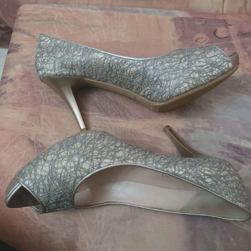 Leather peep toe pumps silver like new, size 40