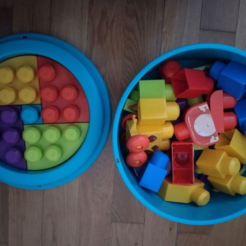 Fisher Price pull-along elephant with 25 blocks like new