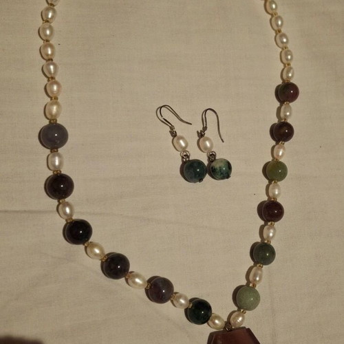 Necklace and earrings set with freshwater pearls and agate stones