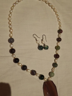 Necklace and earrings set with freshwater pearls and agate stones