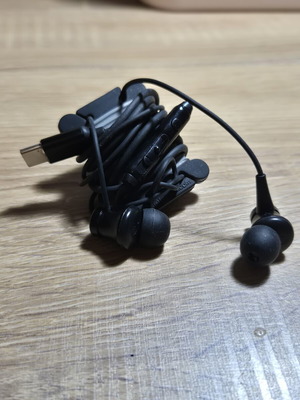 Earphone organizer like new