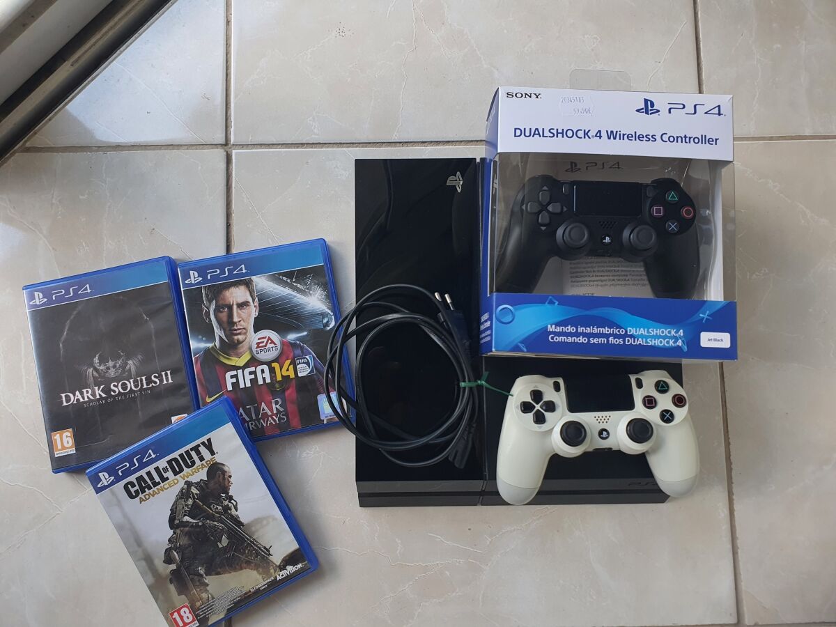 PlayStation 4 500GB like new with 2… - € 185,00 - Vendora.cy