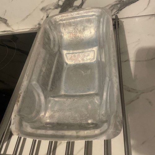 Car cake mold used in excellent condition