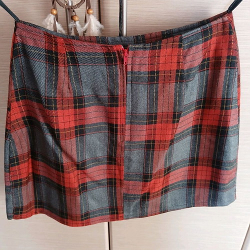 Lynne plaid skirt like new, gray and red, size S