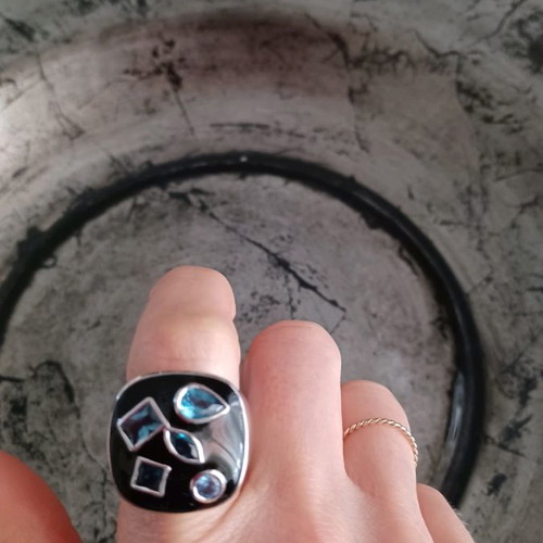 Loisir silver ring in excellent condition with black enamel and blue zircon