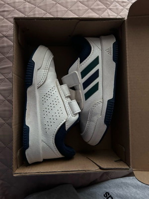 Adidas baby sneakers unisex design size 23.5 like new, white with 3 stripes