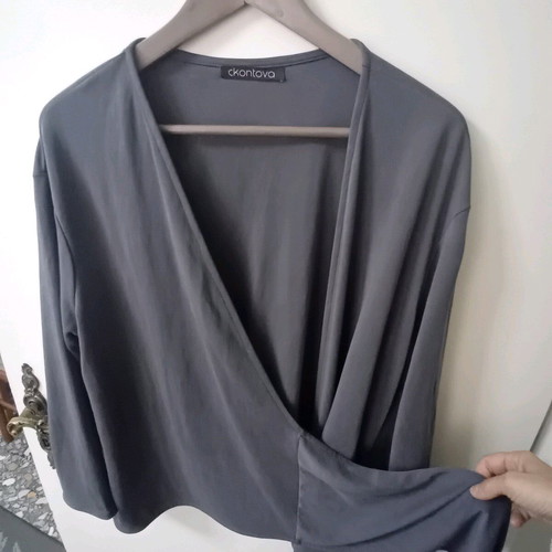 Ckontova wrap top in dark gray like new