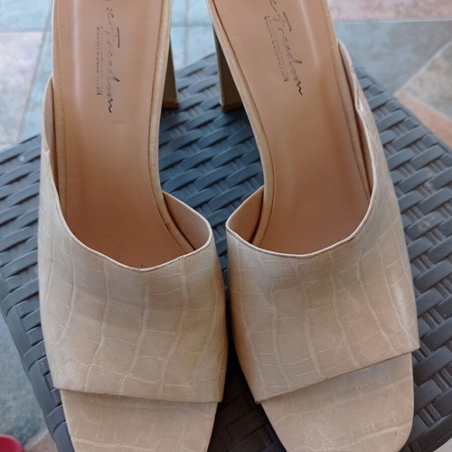 X Freedom Delux Collection women's mules beige crocodile pattern size 40 like new