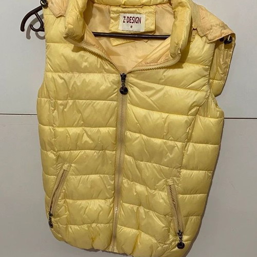 Sleeveless jacket yellow size S like new with removable hood
