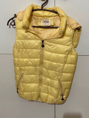 Sleeveless jacket yellow size S like new with removable hood