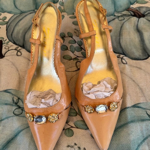 Kitten heels pumps like new, leather, beige, size 39