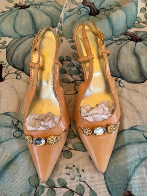 Kitten heels pumps like new, leather, beige, size 39