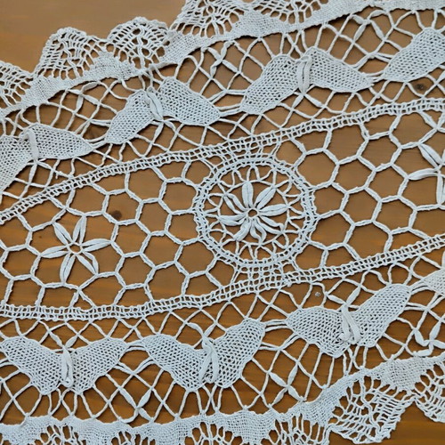 Vintage table runner with bobbin lace in light gray, like new, 80x33 cm