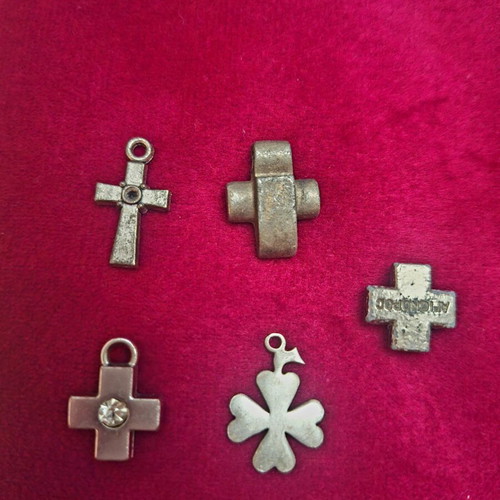 Metal cross pendants used, decorative pack