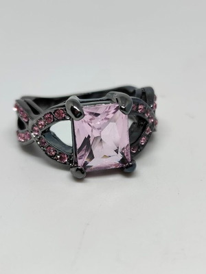 Ring with pink crystal and black base like new