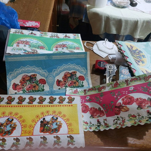 Rare paper dec used like new, pack of 13 pieces