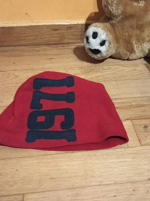 Children's velvet hat like new, red