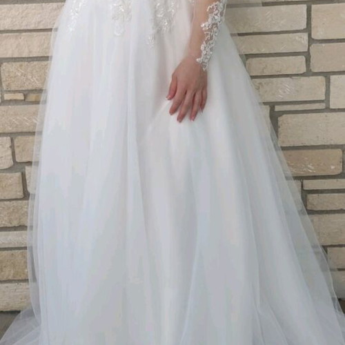 Wedding dress like new with sleeve, unique design, size M