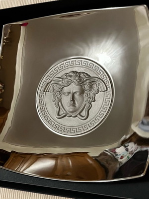 Versace Medusa Platinum plate 22 cm like new