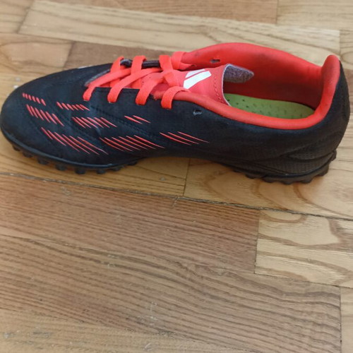 Adidas Predator Club TF kids' football shoes, size 38, black and red