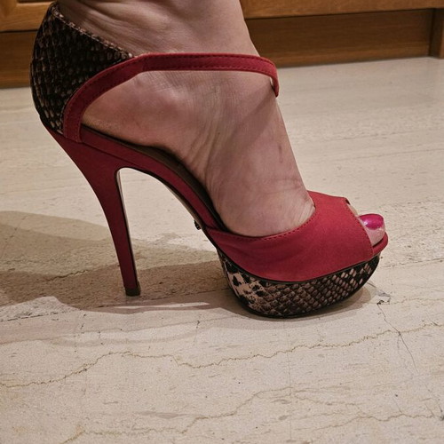 Schutz red sandals with thin heel and snake pattern used