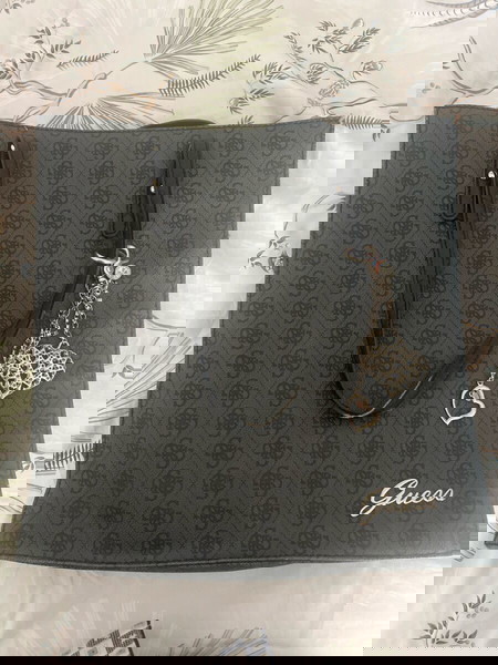 Μάυρη τσάντα Guess