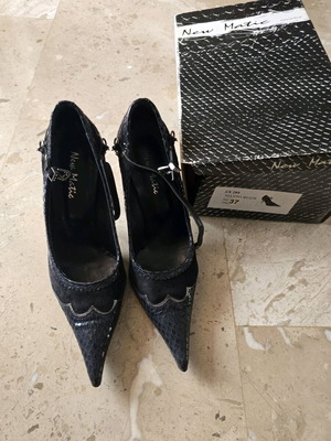 Newmatic pumps used, size 37, black