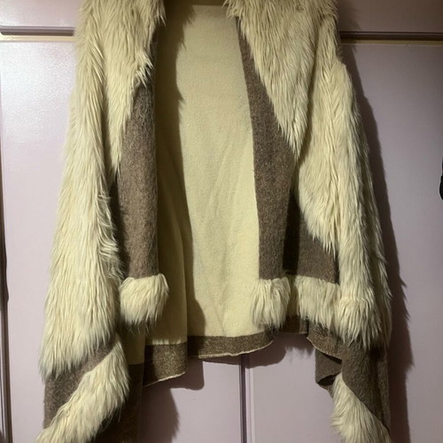 Women's sapio milo vest with ecru fur like new, one size