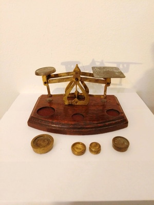 Αντίκα ζυγαριά ταχυδρομείου μεταχειρισμένη με ξύλινη βάση και βαρίδια