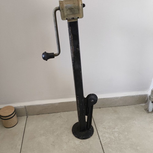 Car jack like new, designed by Mercedes