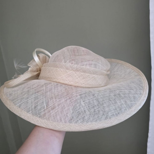 Gallery Lafayette hat 100% Sinamay new, beige, size 57
