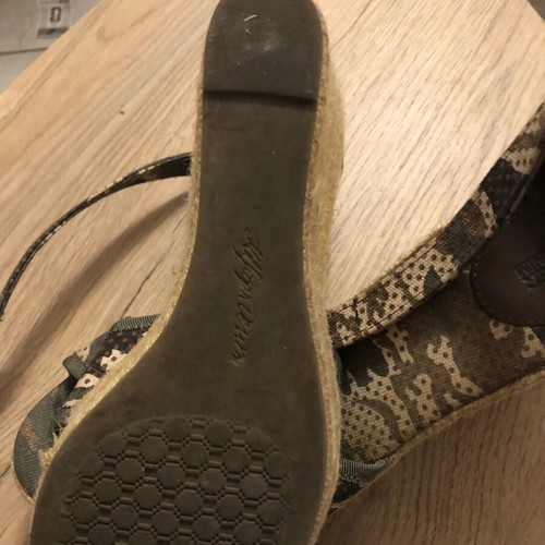 Tommy Hilfiger Women Platforms size 41 like new, beige and green