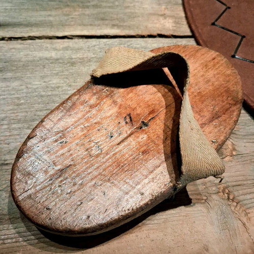Collectible horse grooming brush 1930