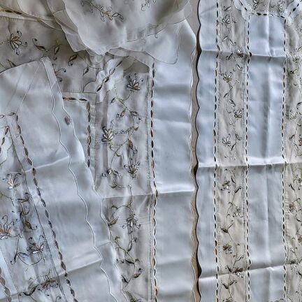 Table linen set like new, 12 small doilies, 2 small squares, 1 large square, 1 rectangular