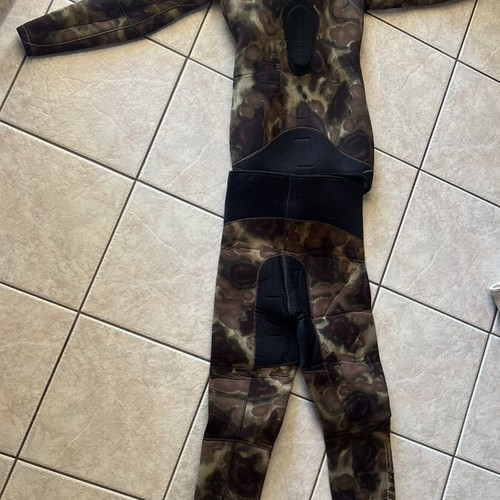 Top Sub wetsuit 7mm used for 1.70m and 70kg person