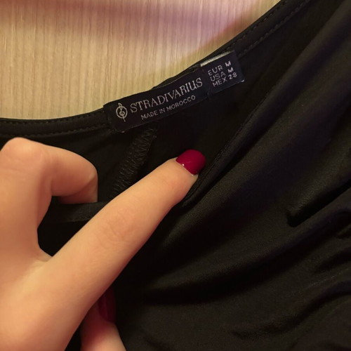 Μίνι φόρεμα Stradivarius μαύρο σαν καινούργιο, εφαρμοστό με έναν ώμο έξω