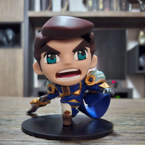Garen figure from League of Legends like new with box and Riot card