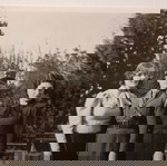 Φωτογραφικό καρτ ποστάλ; με παλιά φωτογραφία ΣΤΡΑΤΙΩΤΙΚΟΥ ΜΕ ΔΥΟ ΚΥΡΙΕΣ. Υπάρχει ημερομηνία 22/02/37
